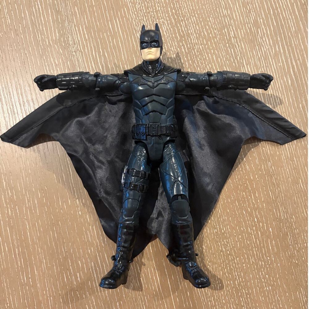 DC Comics WB Batman Lights Up Talks Expanding Cloth Cape Action Figure Toy 12”
